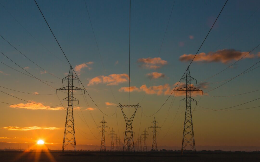 Sonnenuntergang zwischen Strommasten